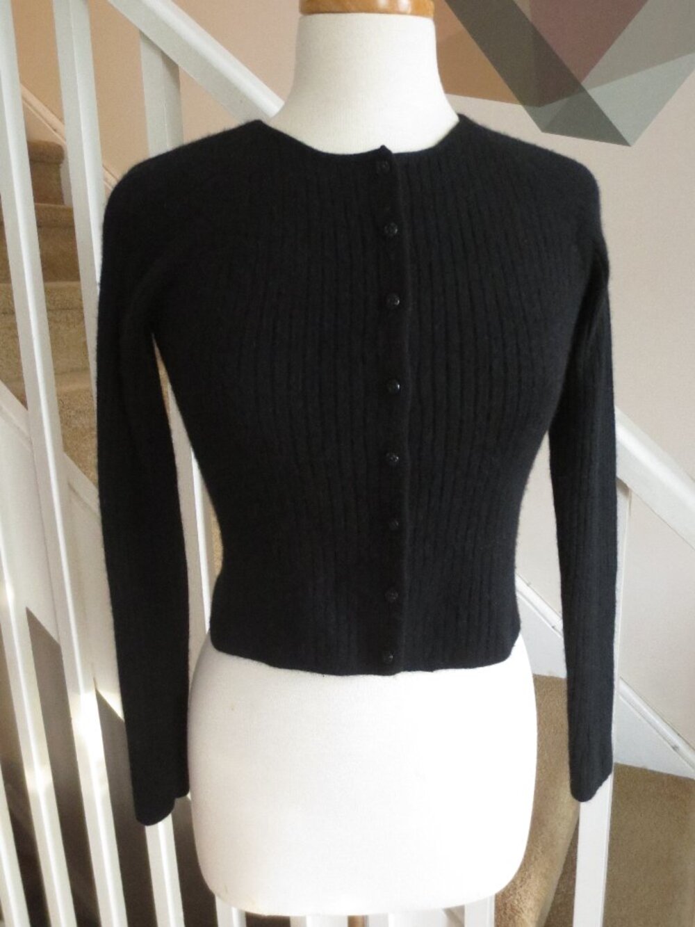Black Cropped Cashmere Cardigan Long-sleeved with Ribbed Knit